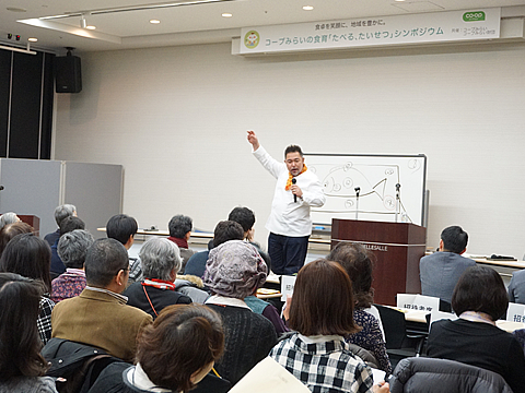 森野さんが食にまつわる雑学などをお話している様子