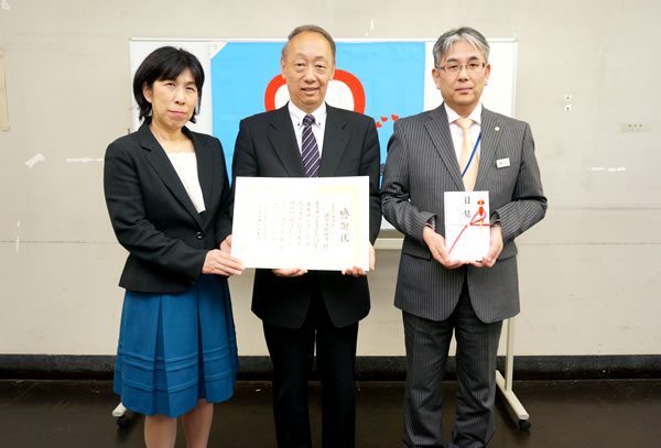 右から、埼玉県県民生活部 防犯・交通安全課　風上正樹課長、コープみらい財団 小林新治理事長、コープみらい 菊地久美子理事