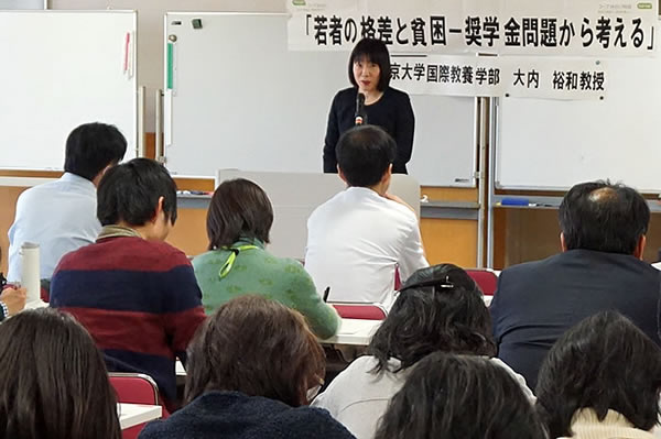 閉会のあいさつをするコープみらいの新井理事長。2018年から奨学金給付制度をスタートさせる予定であることをのべました