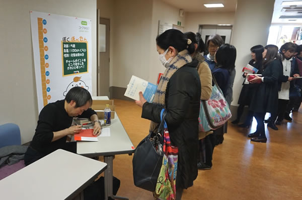 大内教授は自著にサインをしながら、参加者と学習会の感想などを交流しました