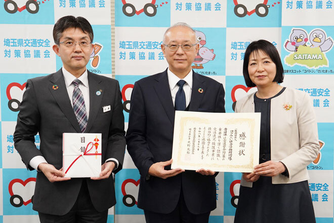 左から県民生活部防犯・交通安全課の佐藤和則課長、コープみらい財団河田喜一代表理事理事長、コープみらい高松八重子理事