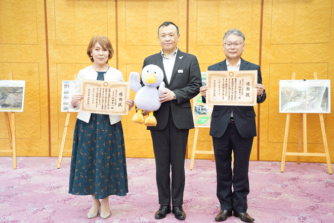 左から、コープみらい・高橋由美組合員理事、埼玉県・竹内康樹環境部長、コープみらい・長谷川悟執行役員 埼玉県本部長
