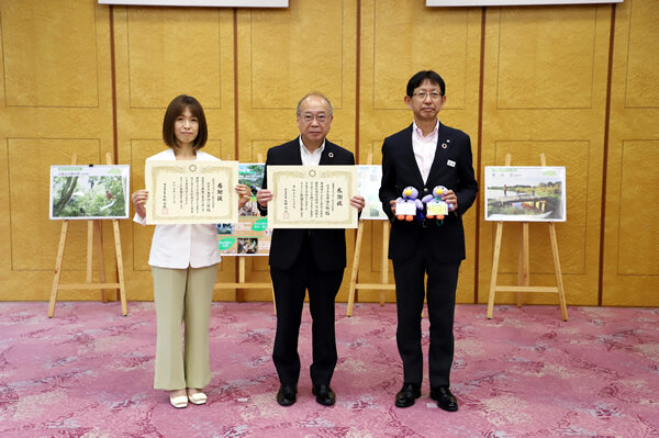 右から、埼玉県環境部の細野正部長、コープみらい財団の永井伸二郎理事長、コープみらいの三木優美組合員理事