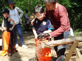 チェーンソーを使って丸太切りに挑戦！木の香りがするコースターの出来上がり