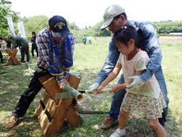 子どもたちが竹を切ってコップや竹笛を作りました