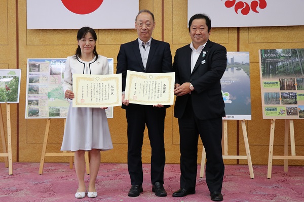 右から、県環境部の加藤和男部長、コープみらい財団の小林新治理事長、コープみらいの佐竹美津江組合員理事