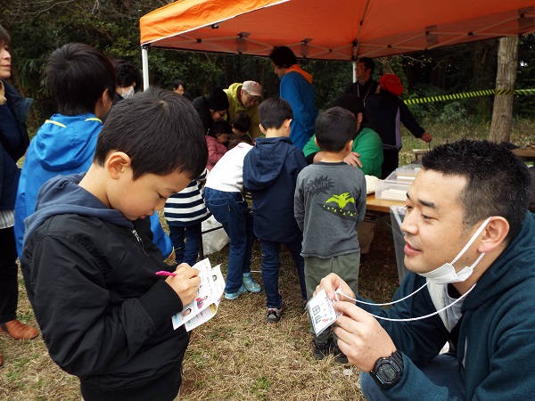 野菜クイズ探検ラリーで、生産者にインタビュー。