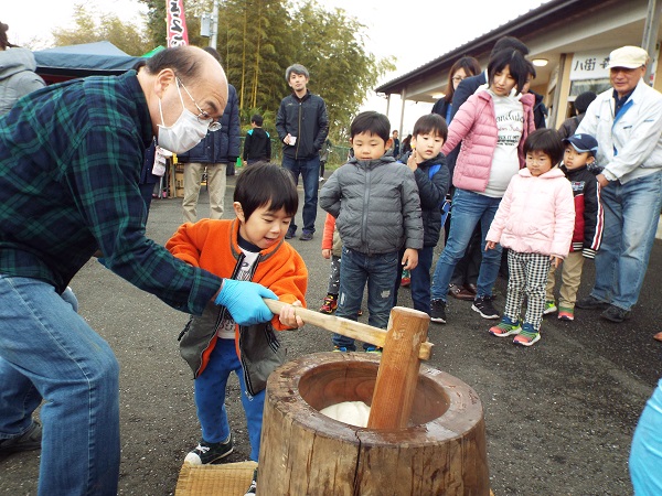 餅つきは、子どもも大人も大盛り上がり！