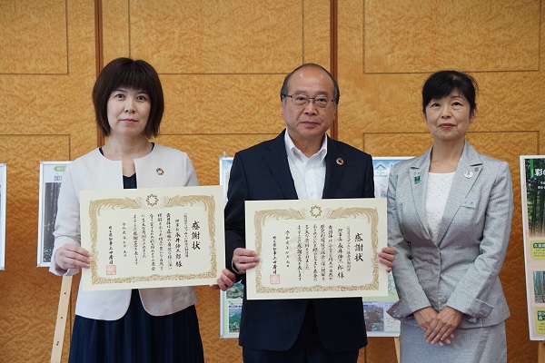 右から、埼玉県環境部の小池要子部長、コープみらい財団の永井伸二郎理事長、コープみらいの駒形洋子組合員理事