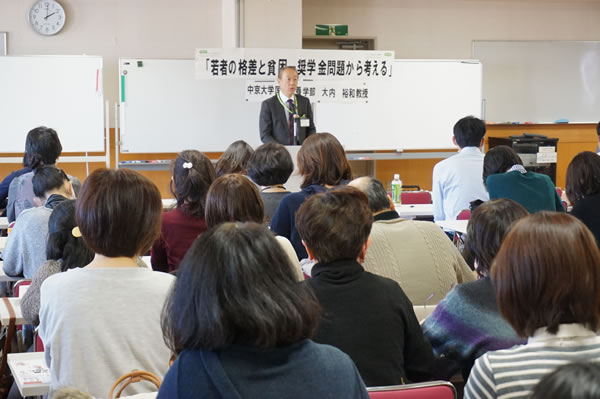 開会の挨拶をする小林財団理事長